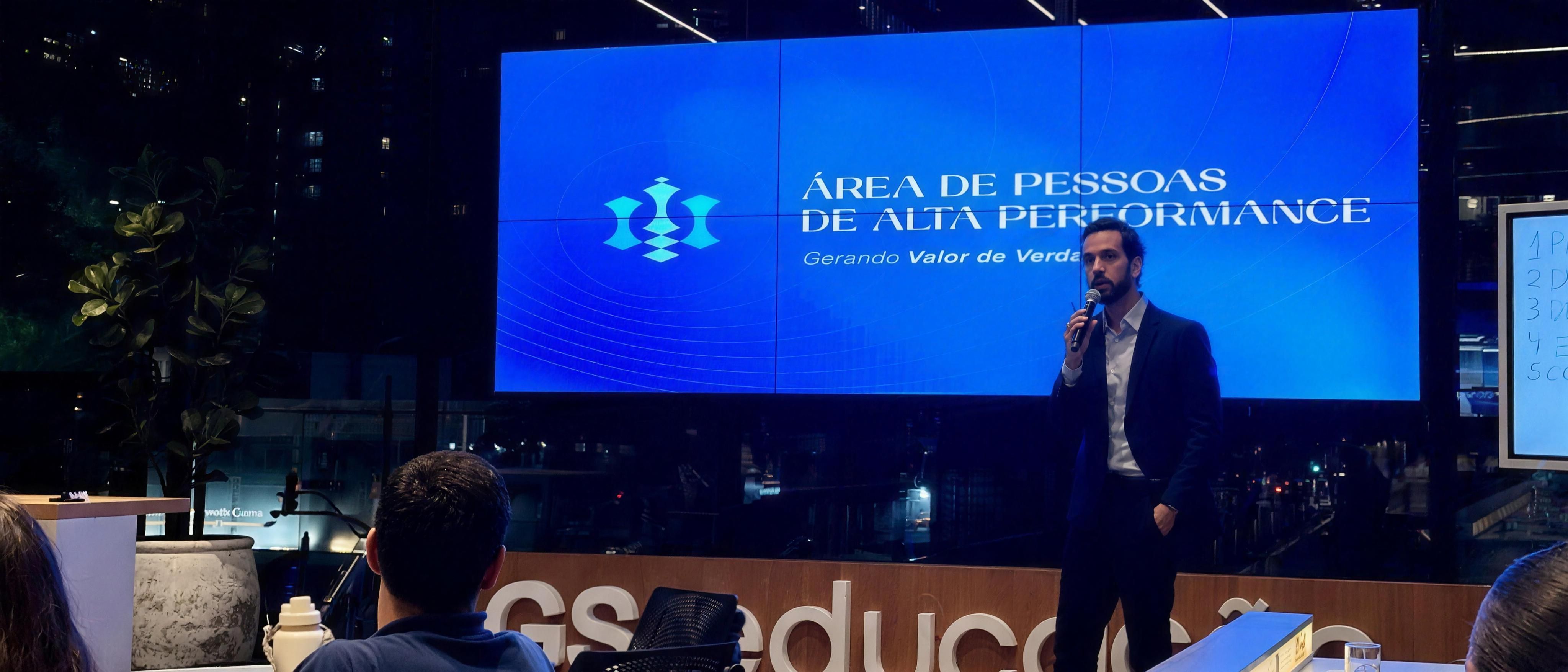 Gabriel Lidera palestrando